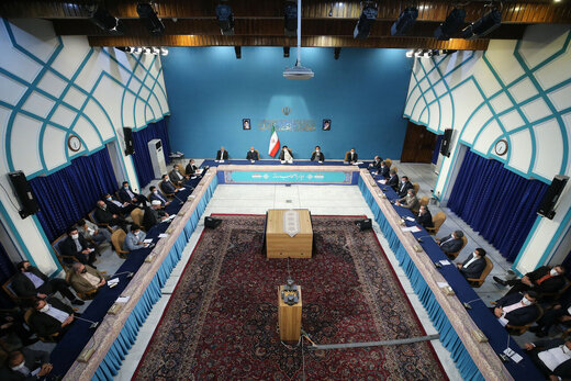 روزنامه همشهری : رابطه عاطفی رئیس جمهور با رسانه ها قطع است /تیم دولت نمی&zwnj;تواند هم مرزبندی با برخی رسانه ها داشته باشد هم روز حادثه از آنها کمک بخواهد