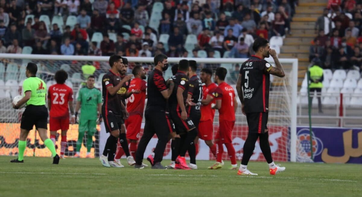 پیشکسوت پرسپولیس کریم باقری را شست و پهن کرد پیشکسوت پرسپولیس کریم باقری را شست و پهن کرد