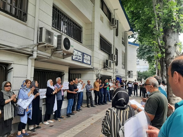 تجمع دوباره بازنشستگان در اعتراض به عدم افزایش حقوق ها تجمع دوباره بازنشستگان در اعتراض به عدم افزایش حقوق ها