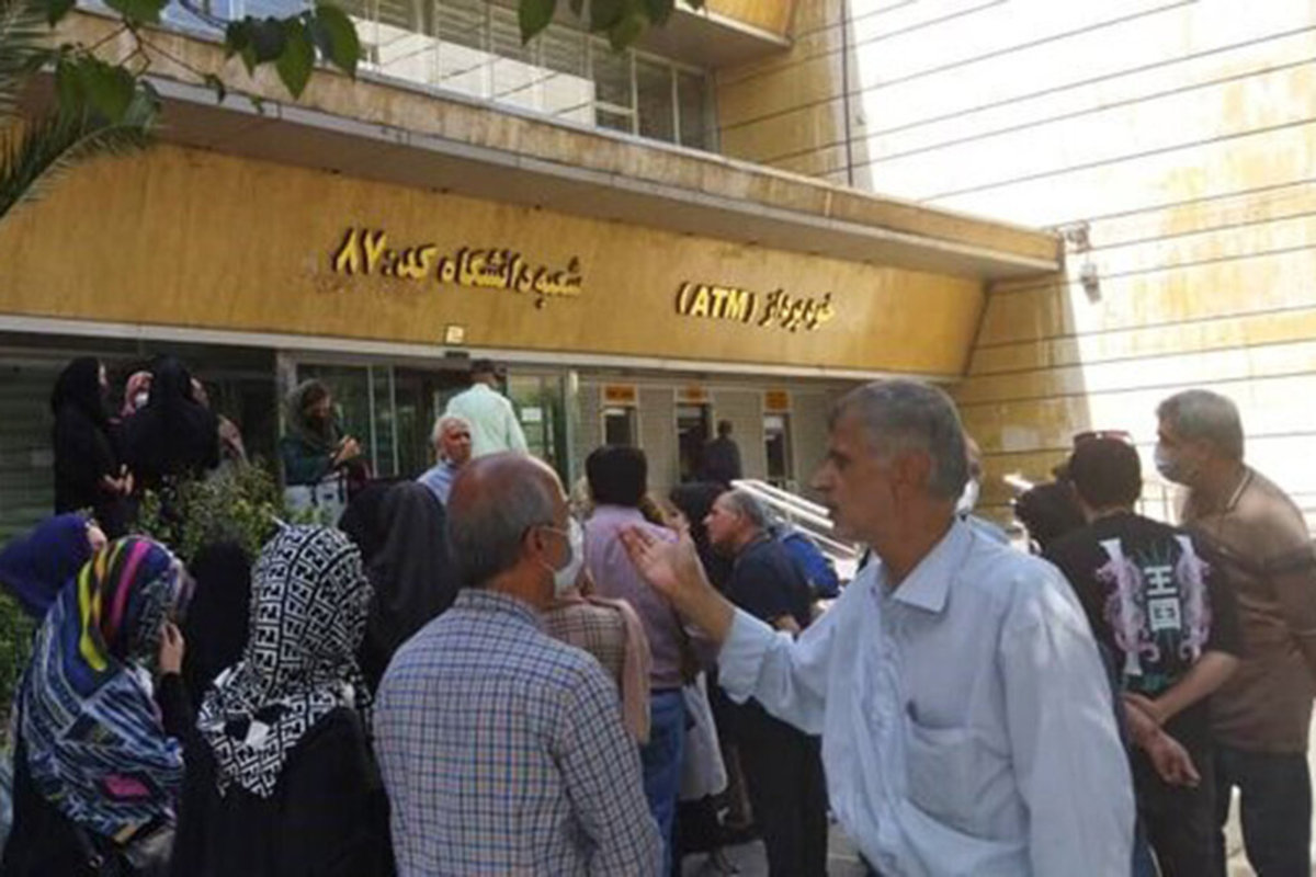 تجمع مال&zwnj;باختگان صندوق امانات بانک ملی شعبه دانشگاه تهران