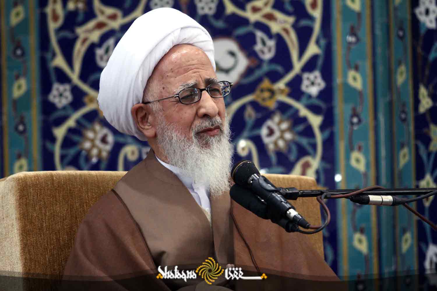 آیت&zwnj;الله جوادی آملی: سانحه غمبار آبادان ناشی از لرزان بودن بنیان فکری است/ رسول گرامی فرمودند اسلام خانه&zwnj;ای که برای مردم می&zwnj;سازد هر چند قبر و خانه مرده باشد آن را محکم می&zwnj;سازد! اگر این نباشد، این اسلام مالی است نه اسلامی!