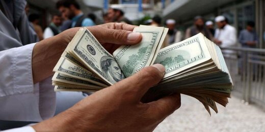 صف طولانی فروش دلار در بازار ارز/ دلار سقوط میکند؟ صف طولانی فروش دلار در بازار ارز/ دلار سقوط میکند؟