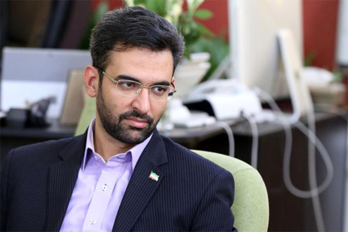 واکنش آذری جهرمی به جمع&zwnj;آوری بیلبورد&zwnj;های علی کریمی