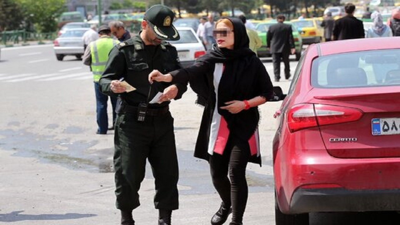 این لباسها طبق قانون حجاب ممنوع است این لباسها طبق قانون حجاب ممنوع است