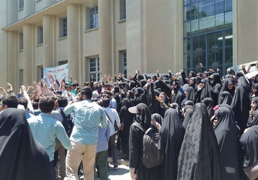 انتقاد رئیس دانشگاه تهران از «تجمع و تحریم کلاسها» / ورود لباس شخصیها به دانشگاه در حداقلترین میزان ممکن اتفاق افتاد انتقاد رئیس دانشگاه تهران از «تجمع و تحریم کلاسها» / ورود لباس شخصیها به دانشگاه در حداقلترین میزان ممکن اتفاق افتاد