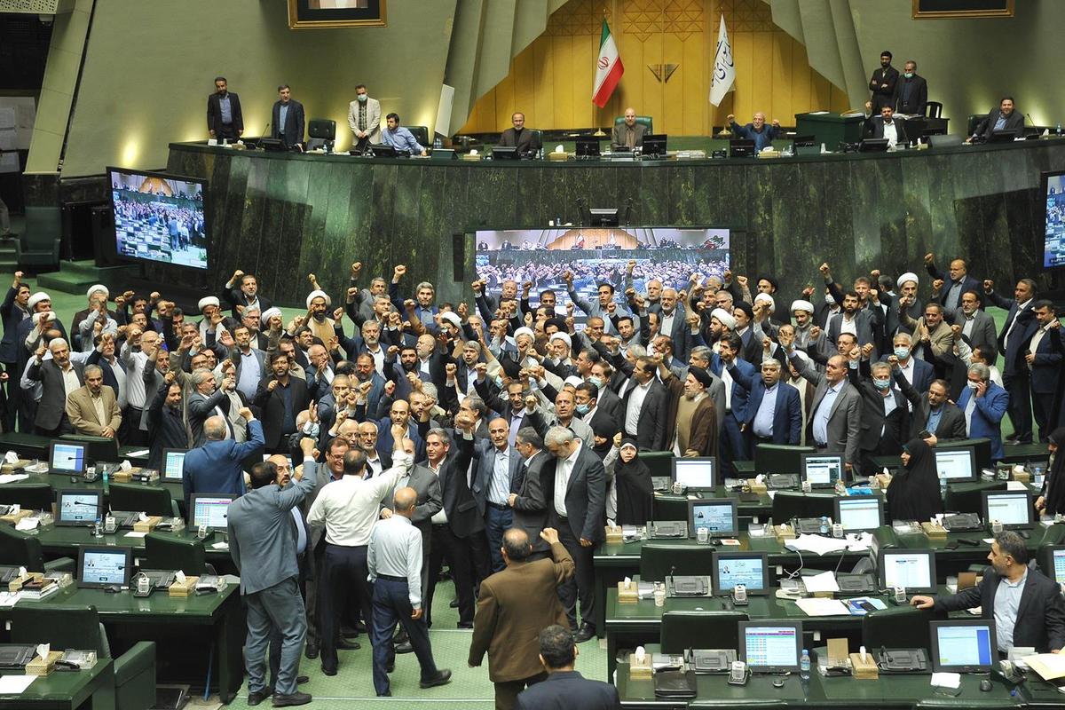 چرایی عملکرد تنشزای نمایندگان انقلابی در حوادث اخیر/بیشتر اینها نمایندهی خواستِ مردم نیستند! چرایی عملکرد تنشزای نمایندگان انقلابی در حوادث اخیر/بیشتر اینها نمایندهی خواستِ مردم نیستند!