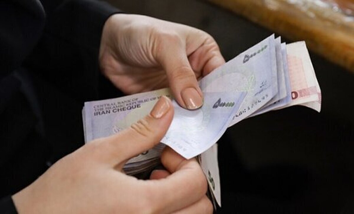 حقوق و دستمزد کارکنان دولت و بازنشستگان در بودجه سال آینده حقوق و دستمزد کارکنان دولت و بازنشستگان