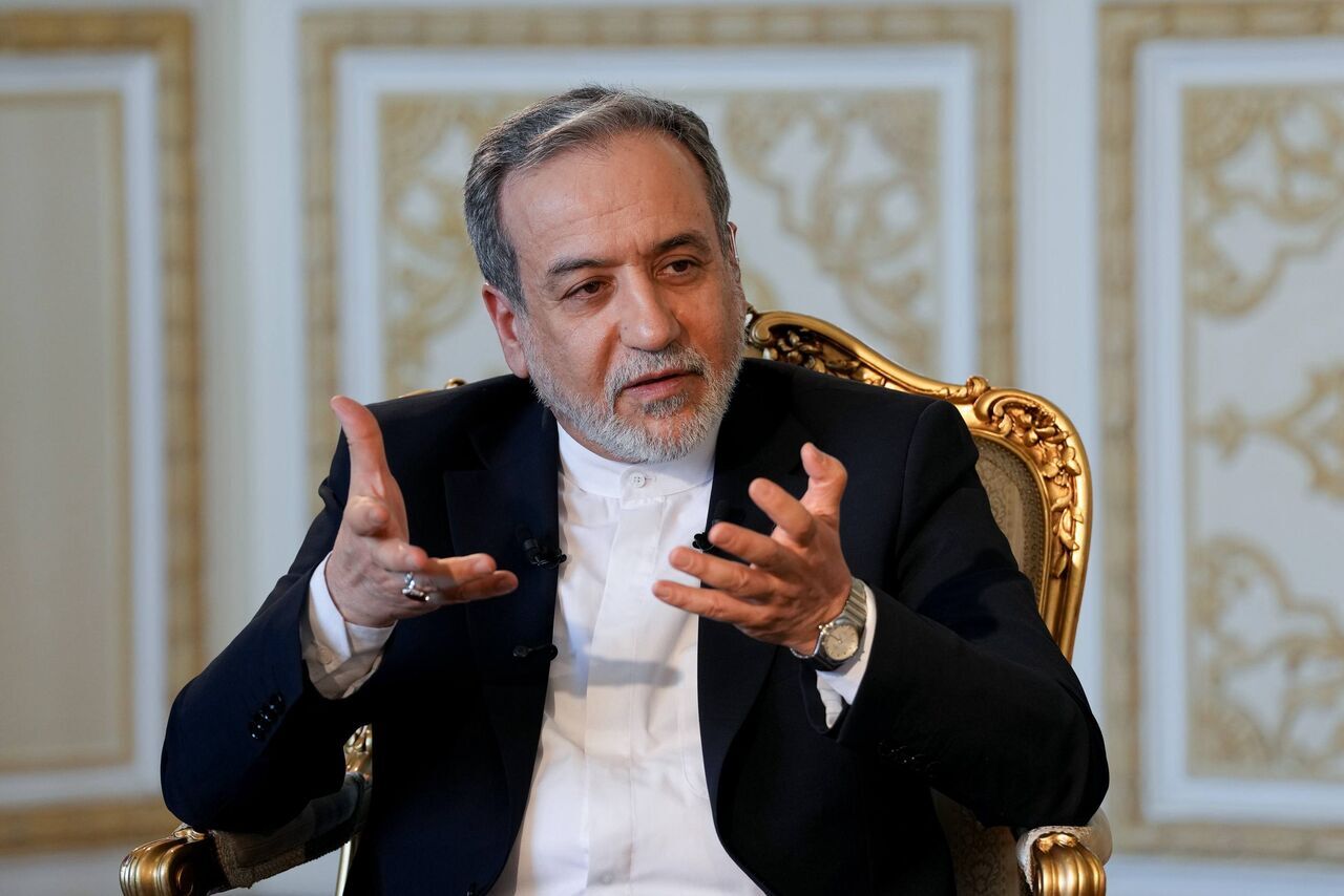 عراقچی: در مذاکرات، دو مرحله پیش‌بینی شده؛ اول یادداشت تفاهم و بعد توافق نهایی/در یادداشت تفاهم، در همه جبهه‌ها از جمله لبنان، خاتمه جنگ اعلام می‌شود/رفع تحریم و موضوعات هسته‌ای در توافق نهایی بحث می‌شود / طبق قوانین بین‌الملل گرفتن عوارض از تنگهٔ هرمز امکان‌پذیر نیست، اما هزینهٔ خدمات دریافت خواهد شد/فعلا هیچ‌یک از متون منتشره قابل تایید نیست