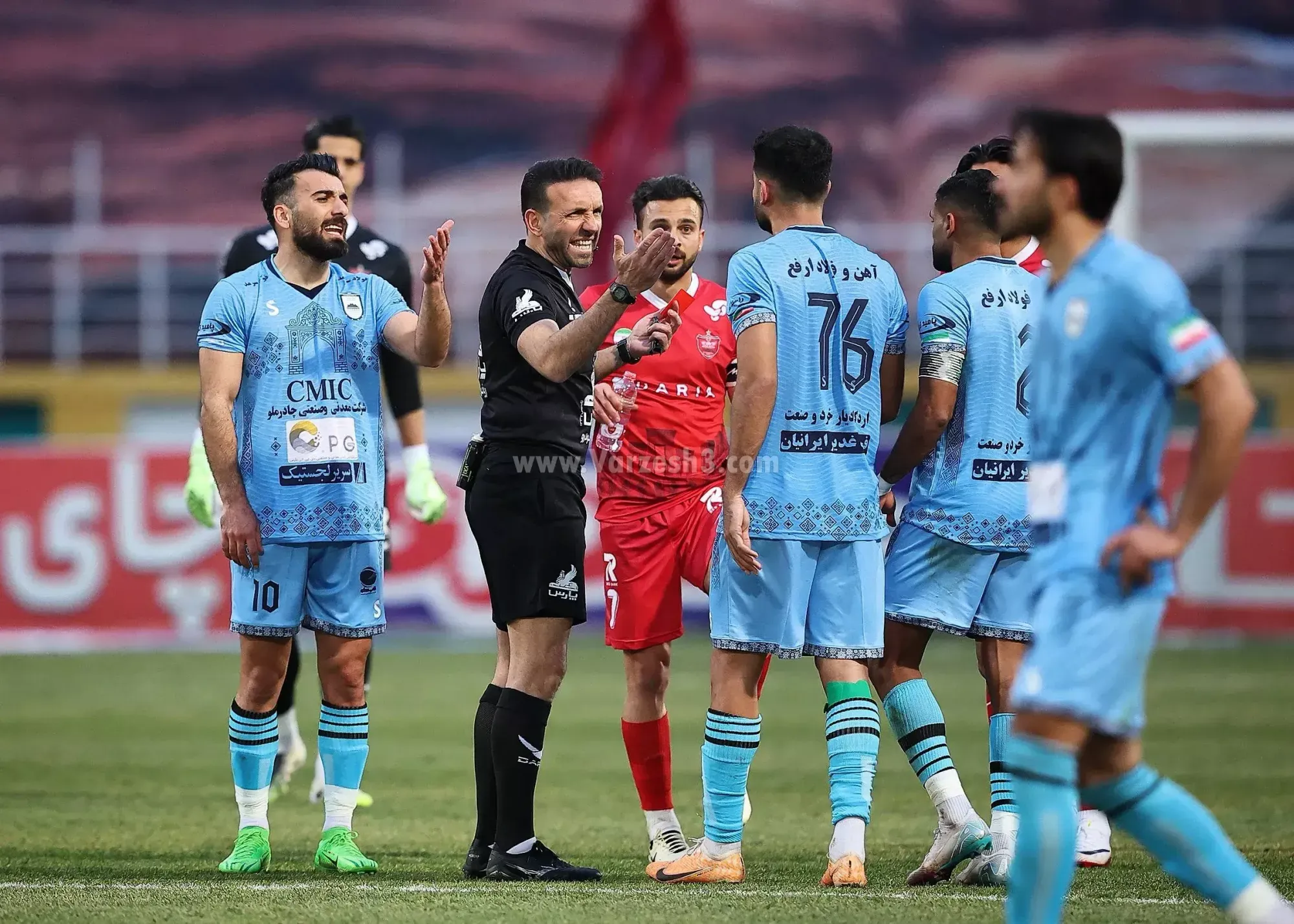 چادرملو مقابل پرسپولیس بازی می‌کند