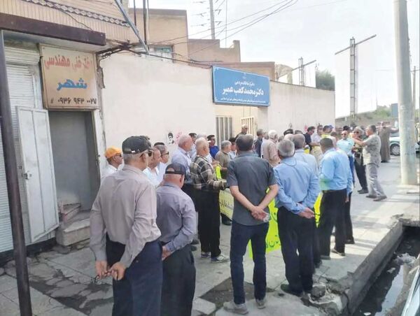 بازنشستگان مقابل دفتر نماینده شوش تجمع کردند بازنشستگان مقابل دفتر نماینده شوش تجمع کردند