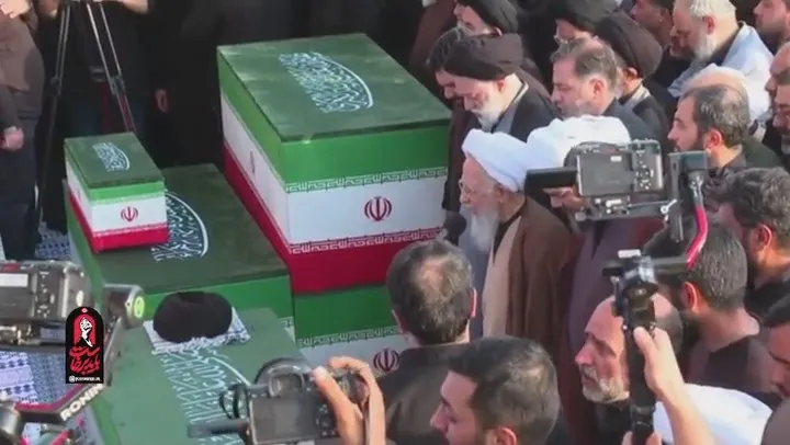 تصاویری از اقامه نماز آیت الله جوادی آملی بر پیکر رهبر شهید انقلاب