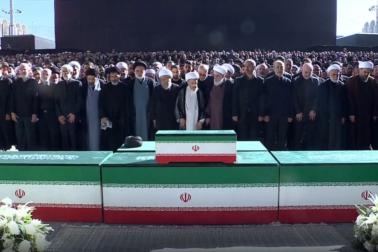 اقامه نماز بر پیکر مطهر مجاهد شهید امام خامنهای اقامه نماز بر پیکر مطهر مجاهد شهید امام خامنهای