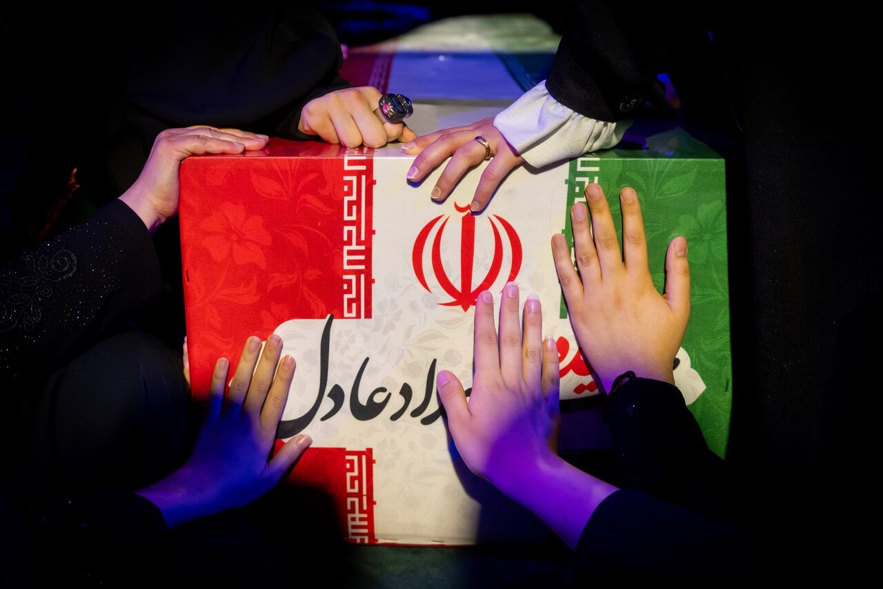 خداحافظی حداد عادل با همسر شهید رهبر معظم انقلاب خداحافظی حداد عادل با همسر شهید رهبر معظم انقلاب