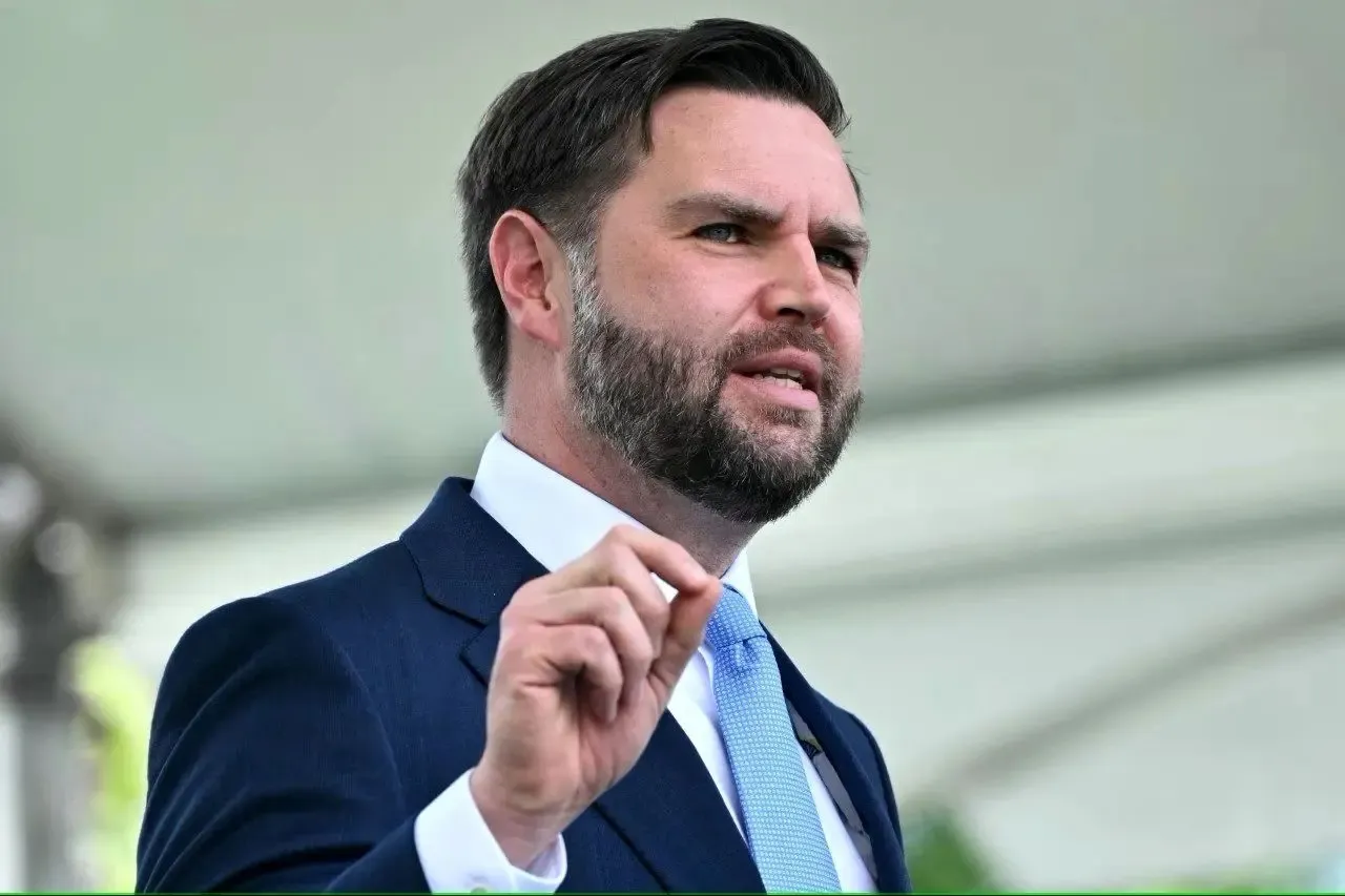 ونس، معاون ترامپ: ما در حال حاضر با جریانی روبه‌رو هستیم که می‌خواهند ترامپ صد‌ها هزار نیروی زمینی را به ایران اعزام کند / ما به افرادی نیاز داریم که از داخل اردوگاه خودمان در برابر این دیدگاه بایستند و با آن مخالفت کنند / ما به همه کسانی نیاز داریم که تشخیص دهند این توافق برای مردم آمریکا توافق خوبی است / ما هرگز قرار نبود وارد آن باتلاقی شویم که بسیاری درباره‌اش هشدار می‌دادند