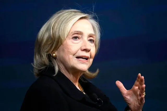 هیلاری کلینتون: نتانیاهو می‌خواهد با ایجاد درگیری، مخالفان را مهار کند تا تلاش کند کشور را حول خود متحد و بسیج کند؛ توافق با ایران ممکن است همان چیزی باشد که در نهایت کاسه صبر را لبریز کند و در انتخابات پیشِ رو زمینه را برای کناره‌گیری او فراهم سازد