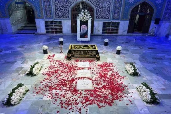 روایتی تازه از حضور رهبر انقلاب در شب تدفین «امام شهید» روایتی تازه از حضور رهبر انقلاب در شب تدفین «امام شهید»