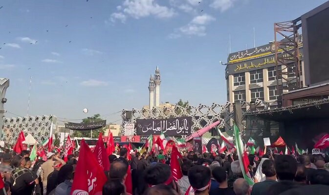 حرکت خودرو حامل پیکر رهبر شهید در میان جمعیت
