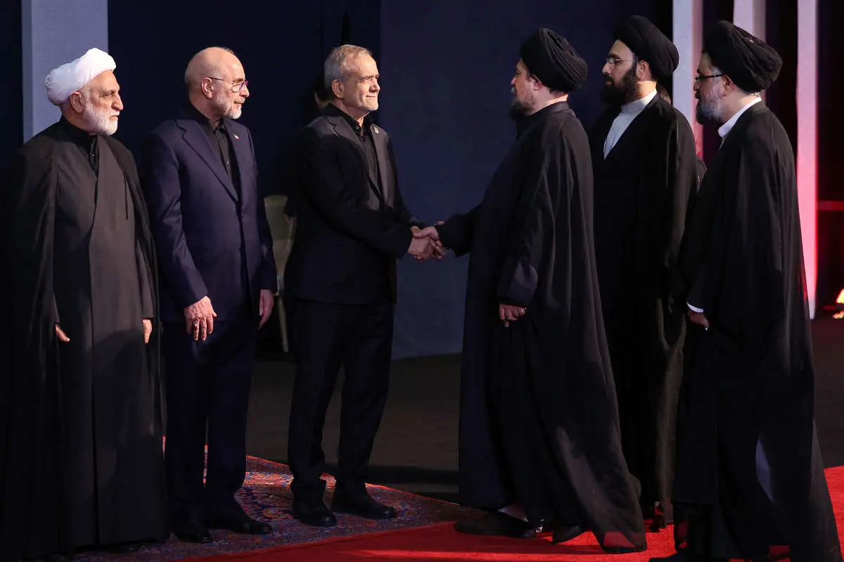 زمان حضور حسن خمینی در حضور تابوت رهبری چه آیهای خوانده شد که مراسم را نیمه کاره ترک کرد! زمان حضور حسن خمینی در حضور تابوت رهبری چه آیهای خوانده شد که مراسم را نیمه کاره ترک کرد!
